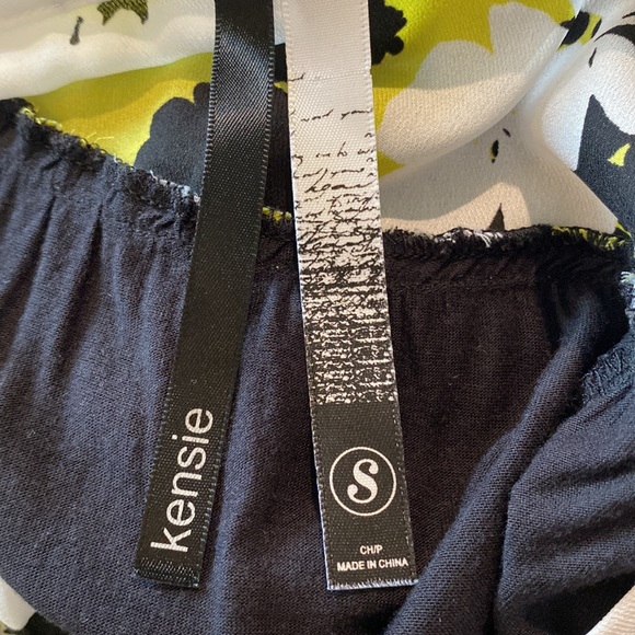 Kensie short sleeve top with floral pattern and tiny buttons - Picture 6 of 6